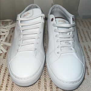 Good Man Brand Sneakers Pre-loved ♥️ One (1) scuff that can be cleaned